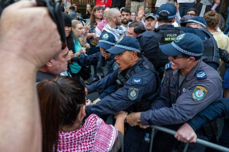 police pushing protesters in sydney